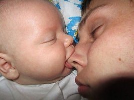 А когда будет пост, где герой - кормящий бать? По мне, так в этом больше героизма - природой мужеское тело не приспособлено для того, чтобы не спать годами и кормить круглосуточно свое чадо. У женщин все на уровне инстинктов (у некоторых они прада атрофировались), тут особо ничего мудрить не надо, тебя сама природа толкает к вынашиванию и уходу за младенцем. У мужика этого нет, поэтому, если отец участвует в ночных тусовках на тему покормить, поменять памперс, укачать - он уже герой, ибо прет против своей природы. Расплата за это геройство - умение спать стоя, всеравно где, если есть хотя бы 5 минут.