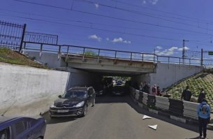 Возле метро Царицино есть низкий мост. Когда ездил на радиорынок, иногда видел зпстрявшие грузовики.