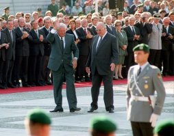 Может показаться, что Боря и Гельмут брейк танцуют.