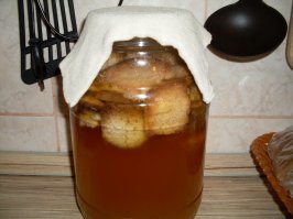 ставлю без дрожжей (не люблю привкус браги), кладу изюм и сахара уж точно не две ложки, как минимум - полстакана (а то и целый) стоит 2-3- дня, и доходит в холодильнике сутки. Делала и из ражаной закваски, получается более ядреный, в жару самое то.