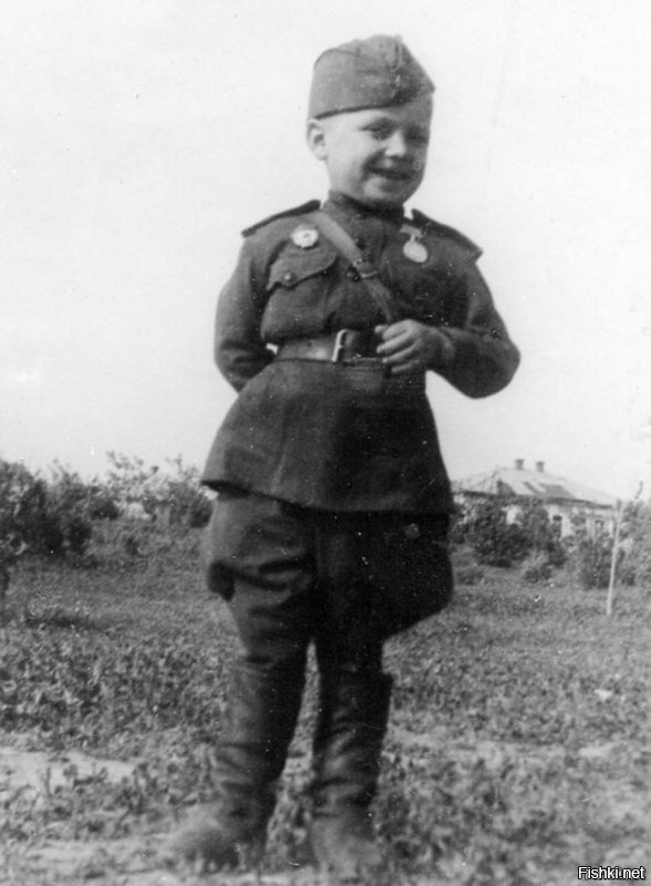 1942 год. Гвардии рядовой 6-летний Сереженька Алешков, сын полка.