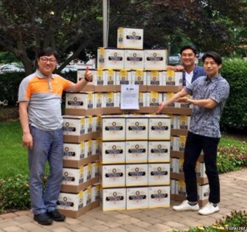 Мексиканцы, притащили кучу ящиков пива к посольству Южной Кореи в Вашингтоне.
Простава года.