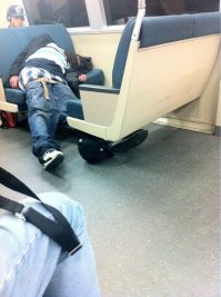 Автор, ты, мля, давно в метро спускался?