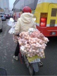 Бабка лезет в переполненный автобус и кричит: - Осторожно, мужики! Яйца не проколите! Мужик ей: - А что, бабка, яичек прикупила? - Да нет, мешок гвоздиков везу.