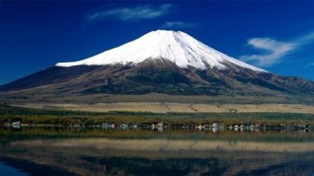 То что горный массив я это понимаю.
А вот что гора может быть 4-х гранной....это выше моего понимания .

На планете Земля так заведено что при столкновении литосферных плит получаются корявые , неправильные выпуклости, либо при извержении вулкана , красивенькие симпатичненькие конусы......

Но что бы Пирамиды))))) 

Природа не терпит прямых линий...Не создайт прямых как стрела автобанов)))