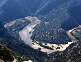 То что горный массив я это понимаю.
А вот что гора может быть 4-х гранной....это выше моего понимания .

На планете Земля так заведено что при столкновении литосферных плит получаются корявые , неправильные выпуклости, либо при извержении вулкана , красивенькие симпатичненькие конусы......

Но что бы Пирамиды))))) 

Природа не терпит прямых линий...Не создайт прямых как стрела автобанов)))