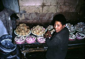 Вместо тысячи слов, просто фотофакт. Афганистан марта 1979 года, 8 месяцев до начала долбаной "интернациональной помощи" от СССР.
Взято с сайта  
Надоело перегонять фотки там их гораздо больше.