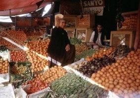 Вместо тысячи слов, просто фотофакт. Афганистан марта 1979 года, 8 месяцев до начала долбаной "интернациональной помощи" от СССР.
Взято с сайта  
Надоело перегонять фотки там их гораздо больше.