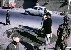 Вместо тысячи слов, просто фотофакт. Афганистан марта 1979 года, 8 месяцев до начала долбаной "интернациональной помощи" от СССР.
Взято с сайта  
Надоело перегонять фотки там их гораздо больше.