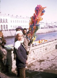 Вместо тысячи слов, просто фотофакт. Афганистан марта 1979 года, 8 месяцев до начала долбаной "интернациональной помощи" от СССР.
Взято с сайта  
Надоело перегонять фотки там их гораздо больше.