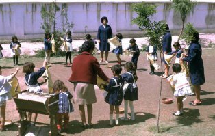 Вместо тысячи слов, просто фотофакт. Афганистан марта 1979 года, 8 месяцев до начала долбаной "интернациональной помощи" от СССР.
Взято с сайта  
Надоело перегонять фотки там их гораздо больше.