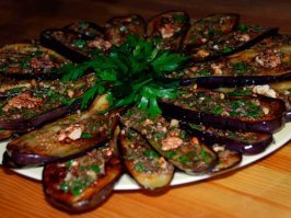 вкусно наверное? надо будет попробовать приготовить!

я больше вот такие жареные баклажаны люблю
еще сверху полить домашней аджикой, мммммм......... объедине