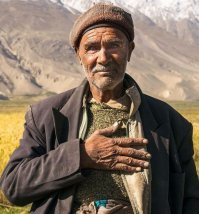 Сильный мужик. Так и вижу в руке мотыгу ........