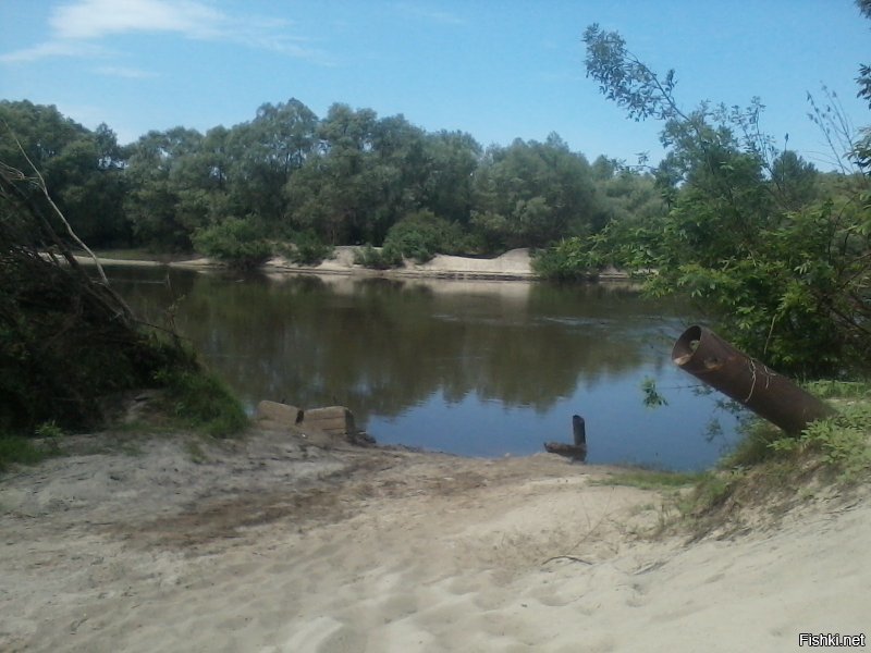 Интернет, помоги! Вот "столица Российской провинции" - Урюпинск, которому в этом году исполняется 400 лет, в связи с этим город в очередной раз покрывают поверх асфальта тротуарной плиткой в самых неподходящих местах (отдельная большая тема).
А вот городской пляж на другом берегу реки Хопёр. А вот дата сегодня 29 июня, половина купального сезона прошло. 
А вот место переправы, где в СССР был обычный деревянный мост, который каждый год ремонтировался, но тем не менее ВСЕГДА летом функционировал. Даже в некоторых местах видно дубовые сваи, которые 40 лет торчат со дна, когда уровень воды чуть понизится.
А вот понтоны, которые остались от воинской части, ушедшей из города четверть века назад. 
А вот сварочный аппарат и полное отсутствие железа для латок.
А вот то, что надо заварить...
В общем, каждый год переправа ставится все позже и позже. Обычно уже ближе к августу, когда купальный сезон уже близится к концу. И мост уже нахрен не нужен, кроме жителей хутора, которые напрямую через мост на велосипедах доезжают.
Даже в Российской империи такие вопросы решали (последнее фото). А "великой и сильной" стране это не под силу.