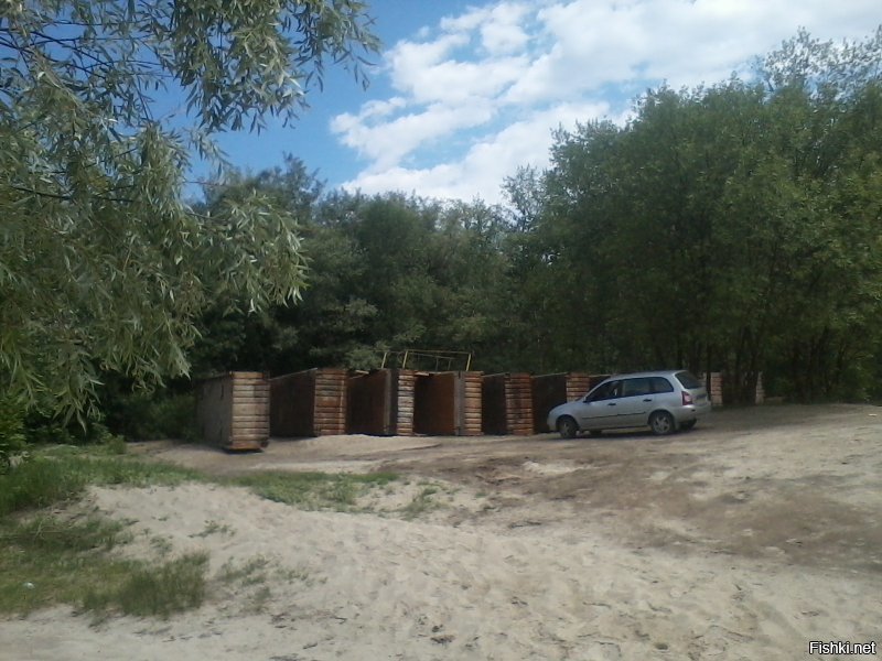 Интернет, помоги! Вот "столица Российской провинции" - Урюпинск, которому в этом году исполняется 400 лет, в связи с этим город в очередной раз покрывают поверх асфальта тротуарной плиткой в самых неподходящих местах (отдельная большая тема).
А вот городской пляж на другом берегу реки Хопёр. А вот дата сегодня 29 июня, половина купального сезона прошло. 
А вот место переправы, где в СССР был обычный деревянный мост, который каждый год ремонтировался, но тем не менее ВСЕГДА летом функционировал. Даже в некоторых местах видно дубовые сваи, которые 40 лет торчат со дна, когда уровень воды чуть понизится.
А вот понтоны, которые остались от воинской части, ушедшей из города четверть века назад. 
А вот сварочный аппарат и полное отсутствие железа для латок.
А вот то, что надо заварить...
В общем, каждый год переправа ставится все позже и позже. Обычно уже ближе к августу, когда купальный сезон уже близится к концу. И мост уже нахрен не нужен, кроме жителей хутора, которые напрямую через мост на велосипедах доезжают.
Даже в Российской империи такие вопросы решали (последнее фото). А "великой и сильной" стране это не под силу.