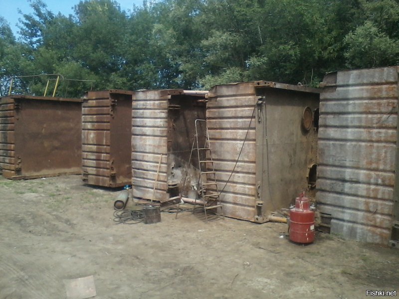 Интернет, помоги! Вот "столица Российской провинции" - Урюпинск, которому в этом году исполняется 400 лет, в связи с этим город в очередной раз покрывают поверх асфальта тротуарной плиткой в самых неподходящих местах (отдельная большая тема).
А вот городской пляж на другом берегу реки Хопёр. А вот дата сегодня 29 июня, половина купального сезона прошло. 
А вот место переправы, где в СССР был обычный деревянный мост, который каждый год ремонтировался, но тем не менее ВСЕГДА летом функционировал. Даже в некоторых местах видно дубовые сваи, которые 40 лет торчат со дна, когда уровень воды чуть понизится.
А вот понтоны, которые остались от воинской части, ушедшей из города четверть века назад. 
А вот сварочный аппарат и полное отсутствие железа для латок.
А вот то, что надо заварить...
В общем, каждый год переправа ставится все позже и позже. Обычно уже ближе к августу, когда купальный сезон уже близится к концу. И мост уже нахрен не нужен, кроме жителей хутора, которые напрямую через мост на велосипедах доезжают.
Даже в Российской империи такие вопросы решали (последнее фото). А "великой и сильной" стране это не под силу.