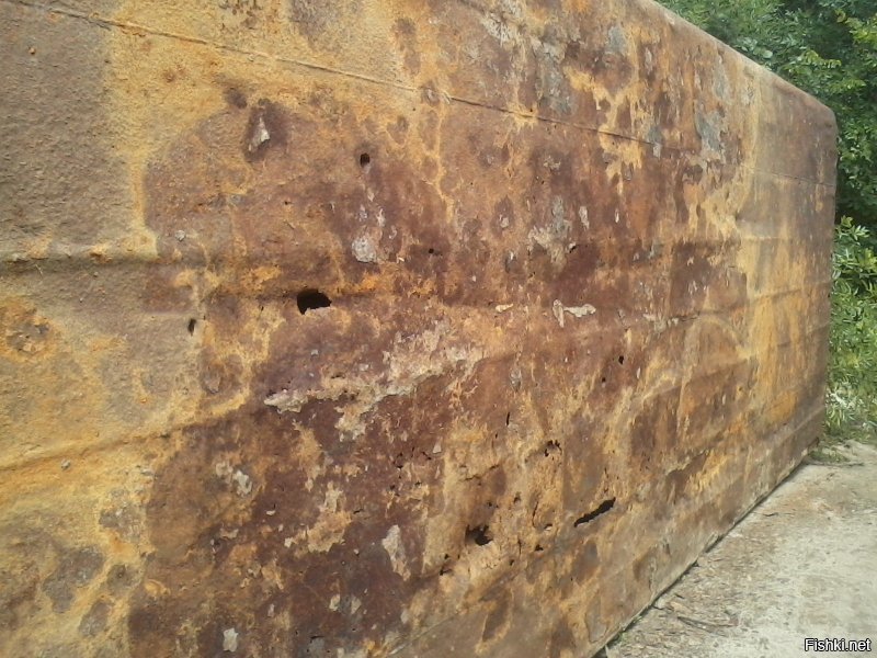 Интернет, помоги! Вот "столица Российской провинции" - Урюпинск, которому в этом году исполняется 400 лет, в связи с этим город в очередной раз покрывают поверх асфальта тротуарной плиткой в самых неподходящих местах (отдельная большая тема).
А вот городской пляж на другом берегу реки Хопёр. А вот дата сегодня 29 июня, половина купального сезона прошло. 
А вот место переправы, где в СССР был обычный деревянный мост, который каждый год ремонтировался, но тем не менее ВСЕГДА летом функционировал. Даже в некоторых местах видно дубовые сваи, которые 40 лет торчат со дна, когда уровень воды чуть понизится.
А вот понтоны, которые остались от воинской части, ушедшей из города четверть века назад. 
А вот сварочный аппарат и полное отсутствие железа для латок.
А вот то, что надо заварить...
В общем, каждый год переправа ставится все позже и позже. Обычно уже ближе к августу, когда купальный сезон уже близится к концу. И мост уже нахрен не нужен, кроме жителей хутора, которые напрямую через мост на велосипедах доезжают.
Даже в Российской империи такие вопросы решали (последнее фото). А "великой и сильной" стране это не под силу.