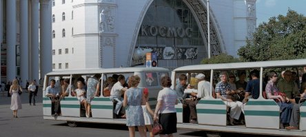 Забавно как те кто в 90е всё развалил, теперь у власти и типа строят по новой. Но сначала они СЕБЕ дворцы отстроили. Да такие что ОБХСС не поверило бы своим глазам.