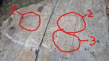 Я засомневался сначала, врядли бы японцы в 1905 году стали бы писать в этом почерке. Да и даже если бы писали, всё равно бы влезла где то хирагана или катакана, особо в названиях и именах для пояснения. 
В общем долго копался в поисках памятников с японской иероглификой, и нашел несколько примеров с таким написанием. Да и в целом Кандзи(изначально китайские Хань Цзы) сильно смахивают на Лишу.
Ну раз учёные говорят, наверное так и есть...японская плита значит, и 1905 год, какая она нафиг древняя тогда?!

Заголовок текста это джуаньшу(篆书) древние китайские иероглифы, их датировка 8-3 век до нашей эры(в современном Китае частенько прибегают к их использованию), в то время как первые японские тексты датируют 5 веком нашей эры, текст выбит почерком Лишу(隶书) его возникновение 3 век до нашей эры. Не думаю что это японский текст(ну или это всё же японские Кандзи).