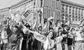 Два митинга,две разные страны.Насколько же огромная разница между этими людьми.У одних красивая одежда,улыбки и радость на лицах,а в руках шарики и цветы.Другие с отмороженными лицами,в серых робах и с граблями в руках.Эти два народа никогда не смогут быть братскими,только насильно и не долго!