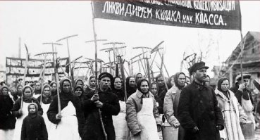Два митинга,две разные страны.Насколько же огромная разница между этими людьми.У одних красивая одежда,улыбки и радость на лицах,а в руках шарики и цветы.Другие с отмороженными лицами,в серых робах и с граблями в руках.Эти два народа никогда не смогут быть братскими,только насильно и не долго!