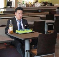 "Ходить одному в кафе грустно, особенно в день рождения"... и когда тебе всего годик!