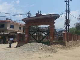 Только там не совсем песок...большое содержание частичек слюды,которые легко проникают в легкие и уже ничем не выводятся, поэтому все ходят в противопылевых масках. На весь Катманду два светофора, оба работают в режиме "мигающий желтый".Правил движения два -"кто первый бибикнул, тот и поехал" и "кто больше -тот и прав")))