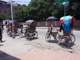 Только там не совсем песок...большое содержание частичек слюды,которые легко проникают в легкие и уже ничем не выводятся, поэтому все ходят в противопылевых масках. На весь Катманду два светофора, оба работают в режиме "мигающий желтый".Правил движения два -"кто первый бибикнул, тот и поехал" и "кто больше -тот и прав")))