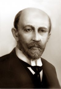 Михаил Осипович Доливо-Добровольский, русский инженер. За участие в движении народовольцев был исключёрн из Рижского университета с запретом на обучение в университетах России. После обучения в Дармштадском высшем техническом училище в 1883 году остался работать преподавателем, а в 1887 г был приглашён на в АЕГ и работал на них до конца жизни.
В 1889 году довёл до практического применения предложенные годом ранее Галилео Феррарисом и Тесла (куда же без него) теоретические схемы асинхронных электродвигателей. Затем - создал первую реально действующую систему многофазного электрического тока, впервые предложенную тем же вездесушим Тесла (вместо 6-фазной системы Тесла предложил 3-х фазную).
В общем, вся современная электрика основана на работах Доливо-Добровольского.
К сожалению, немецкого инженера...