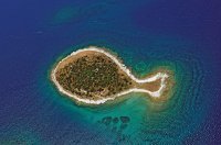 5 минут поиска в гугл карте и вот тебе 4 гранные хребты 
S. Ulderico del Giumello
malga dos de curu
В Чили так вообще дофига,  как и Тибете и Таджикистане.
Италия кстати на сапог похожа, а вот еще несколько фото...


Словно рукотворное))
