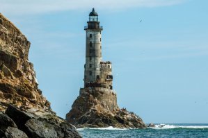 Маяк Анива - заброшенный маяк на мысе Анива острова Сахалин, на скале Сивучья. Высота башни составляет 31 метр, высота света   40 метров над уровнем моря... Вроде даже отремонтировать хотят)