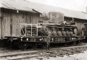 Что-то я не припоминаю, в какой битве болгары проявили героизм лицом к лицу с врагом. У нас они в основном мародёрствовали, тащили всё, что плохо лежит. Вот пример - в то время как немцы, итальянцы и даже румыны сражались с Красной Армией, эти ушлые хлопцы где-то в тылу спёрли танк КВ с запасным двигателем и собрались отправить его в Болгарию. Фото прилагается: