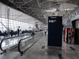 бедненькая, как же ты из параллельной реальности у нас заблудилась? В нашем СССР даже возле дома, кран из стены торчал ( дворники поливали надев шланг), а мы пацаны тогда с него брызгалки наполняли летом. И у бабушки в доме такой кран торчал и потом когда в другой город переехали то же самое было ...тяжелая у вас параллельных мирах житуха была

Во всех торговых центрах, крупных магазинах, столовых, кафе, ресторанах, вокзалах, автостанциях, рынках и т.д. есть общественные туалеты.

А по поводу видео - скажите, откуда видно, что это Внуково? Я был несколько раз во Внуково, он выглядит по другому -