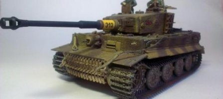 Танк Тигр явно не из 505 или 501 отб а других в Белоруссии не было 
основание пушки голое у 505 отб там было выкрашено желтым и стоял тактический номер у 501 большой знак в задней части  башни а у этого маленькие в передней.
Мне кажется что это тигр ССвский они любили в этой части рисовать как например танк Витмана. И тогда это Украина 1944 год
.
Далее фото - это панцергренадиры СС а танковых дивизий СС в Белоруссии не было.