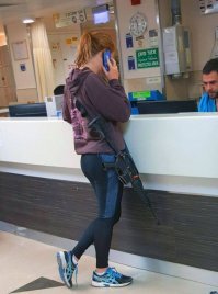 В стране где я живу (в Израиле) охрана есть везде. 
.