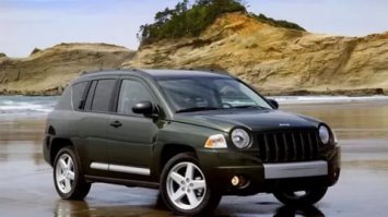 Это не компас. Это Jeep Liberty (Cherokee для еврорынка), рестайл.  Может немного обосран голубями, но нет там никаких вариаторов, выпускался по формуле 2х4, 4х4, на автомате или на ручке, с раздаткой трех видов, в дизльном и бензиновом варианте, дизель был с итальянскими корнями, весьма надежен, по бензиновому 3,7 макс. объем. Недорогой но весьма проходимый, потомок знаменитого кирпича.
Компас на картинке ниже, подробностей не знаю.