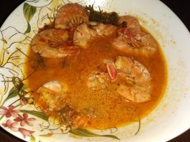 Хвосты лангустин, соль, стебли укропа, красный перец (аджика), соевый соус (качественный), сливочное масло. Варить 15 минут.