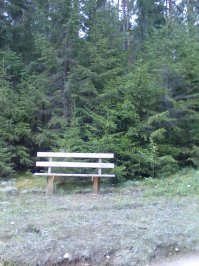 Просто скамейка, без дизайнерских понтов, хрен знает где.