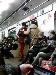 в метро тоже как на яхте: 2 часа (час туда час обратно) в день х 300 дней = 600 часов или 1 месяц в год. сидишь читаешь смс-ки с мессенджеров)))