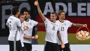 Сборную Южной Кореи закидали яйцами после возвращения с чемпионата мира