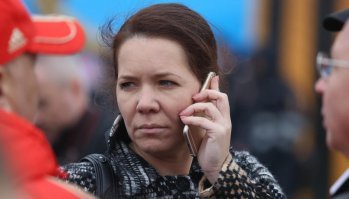 вот - нашел её фотку:

41-летняя уроженка Ханты-Мансийска Анастасия Ракова работает в должности вице-мэра Москвы уже почти семь лет. Формально Ракова возглавляет аппарат мэра; в реальности   влияет почти на все политические процессы в городе и может вмешиваться в деятельность самых разных департаментов, иногда   в очень резкой форме. Именно Ракова занималась почти всеми аспектами московской программы реновации, в частности организовывала голосование за и против сноса домов.