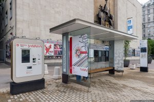 Остановка, которая поможет вам зарядить телефон.
Аффтар просто в Москве никогда в жизни не был :)