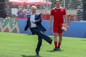 Владимир Путин попинал мяч и стал жертвой фотошоперов