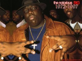 Тупака убил (заказал)  Notorious B.I.G. (на фото),а через пару месяца  убили уже   Notorious B.I.G.,его замочил(заказал) Шуга найт.Все в США это знают,это давно уже не тайна полишенеля.Два "короля" двух побережьев срались,пока один не замочил другого.Но у Тупака был один отмороженный на всю башку "завхоз" - Шуга Найт (фото 2),он и отомстил за подопечного.На войне победителей нет.