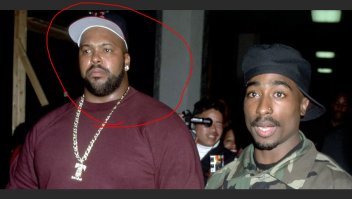 Тупака убил (заказал)  Notorious B.I.G. (на фото),а через пару месяца  убили уже   Notorious B.I.G.,его замочил(заказал) Шуга найт.Все в США это знают,это давно уже не тайна полишенеля.Два "короля" двух побережьев срались,пока один не замочил другого.Но у Тупака был один отмороженный на всю башку "завхоз" - Шуга Найт (фото 2),он и отомстил за подопечного.На войне победителей нет.