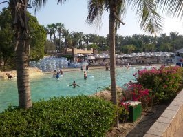 Довелось побывать по работе в Дубае, отель Palm, так вот, после всяких там дел по работе поперся в аквапарк. 
Сразу обратил внимание, что выдают тапки (помимо тех, что для номера) на толстой пористой подошве. Ну, и одел и пошел.

Расположились с коллегами, и плавать. А там, надо сказать, садишься на большой плавательный круг и тебя несет течением по кольцу. У кольца есть ответвление, но я про него не знал и в итоге заблудился. 
Через некий промежуток времени, я решил вернуться к друзьям-коллегам, но не смог найти точку высадки.
А там на всем протяжении из этого канала (а плывешь будто бы в ущелье)есть лесенки наверх.
И я (дебил) спрыгнул с круга, поднялся и... пошел искать место с очками, тапками, картой от номера... 
Б...Ь!!!! Тапки!!!!
Там реально невозможно перемещаться. Ноги просто сгорают. Я не скажу какая температура этих дорожек, но это правда ужас!
Думаю, яичницу пожарить запросто.
Реально, очень больно, и, самое главное, ты как дурак ищешь свой шезлонг, бегая как младая лань, высоко подпрыгивая и дуя на пятки, и не можешь найти.
 
Я в конце концов нашел. было трудно, т.к. я там и очки оставил.

К чему я это все написал.
У меня пару дней поболели обожженные ступни, но даже кожа не слезла.

И это ОАЭ летом.

Девочка явно сделала что то не то..... 
Невозможно получить такое на песке.

Если загрузиться - вот эти бесовские круги, из за которых я чуть не спалил ноги.