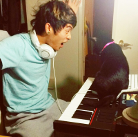 прям похож на КЭРИ-ХИРОЮКИ ТАГАВА в молодости )))