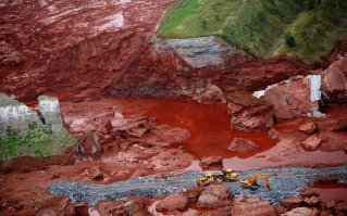 Авария на алюминиевом заводе в Венгрии   экологическая катастрофа, произошедшая 4 октября 2010 года на крупном заводе Ajkai Timfoldgyar Zrt по производству алюминия в районе города Айка, в 160 километрах от Будапешта. Произошло разрушение плотины, сдерживающей резервуар с ядовитыми отходами. Таким образом, произошла утечка приблизительно 1,1 миллиона кубометров токсичного вещества   красного шлама. В результате прорыва плотины затопленными оказались территории трех областей (Веспрем, Ваш и Дьер-Мошон-Шопрон). В районе бедствия венгерскими властями было объявлено чрезвычайное положение. По состоянию на 5 ноября жертвами аварии стали десять человек. Общее число пострадавших в результате разлива ядохимикатов превысило 140 человек.