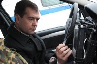 Не веришь?! Вот еще одна правдивая история. Один Очень высокопоставленный госчиновник "очень большой благодетель, построил всем своим родственникам дома и купил квартиры, но по состоянию здоровья вернулся в родные края и стал работать таксистом на старенькой зеленой десятке. Верить или нет дело каждого"