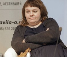 Если-бы ее там нарисовали (Анну Нистратову), то возмущались-бы все остальные.

Собственно реальные фото Дарьи (модели с картины) и возмущенной Анны.